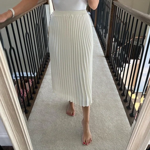 PLEATED WHITE SKIRT - Picture 3 of 6